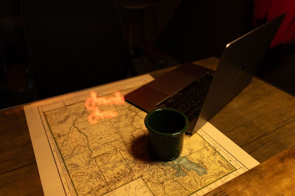 Ordinateur portable et smartphone sur une table, évoquant la recherche de profils sur une marketplace adulte depuis Evere