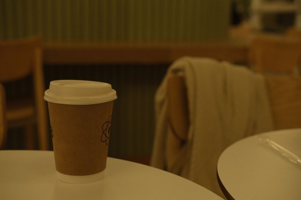 Twee koffiekopjes op een houten tafel in een rustig cafΓ©