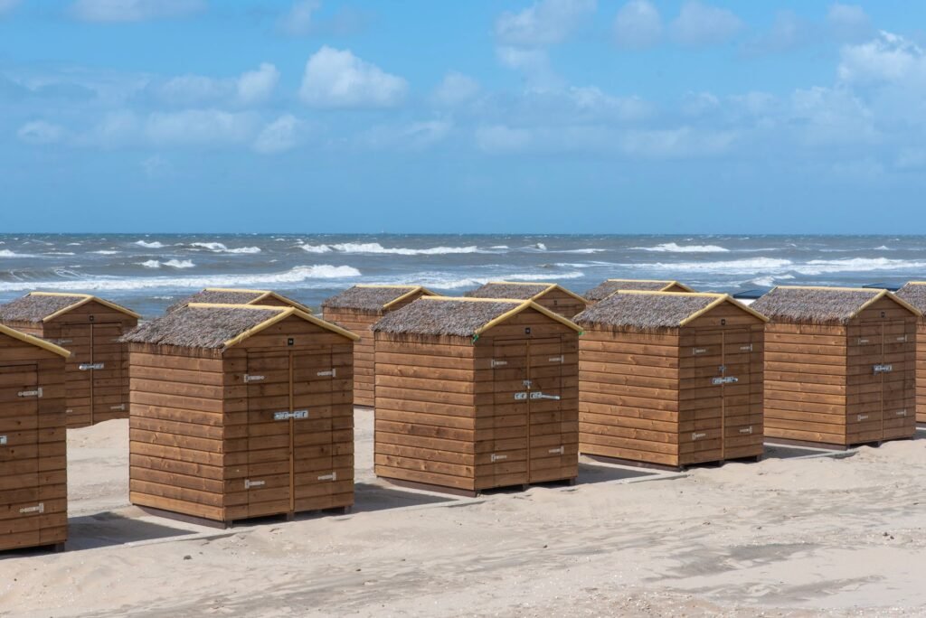 Rustige tafel bij het raam in een kustcafé met zicht op de zee bij Oostende