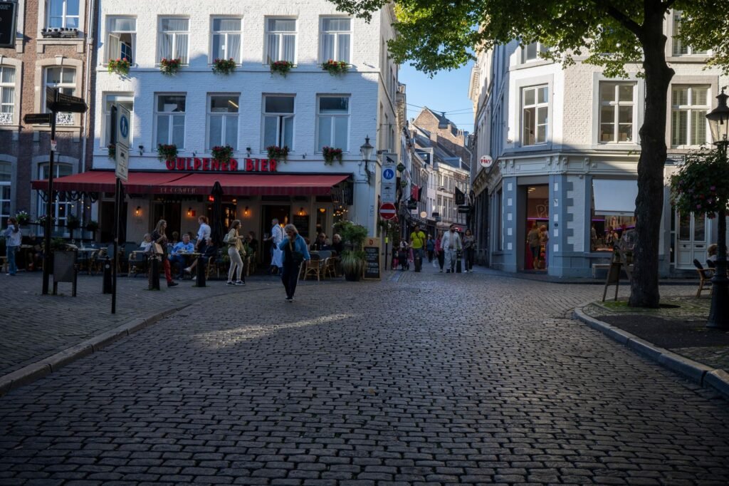 Twee personen in gesprek in een café in Limburg