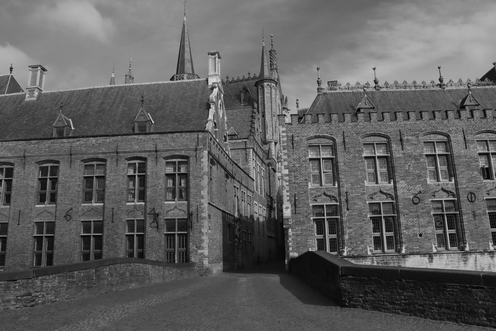 Straatbeeld in Tongeren met historische gebouwen en wandelaars