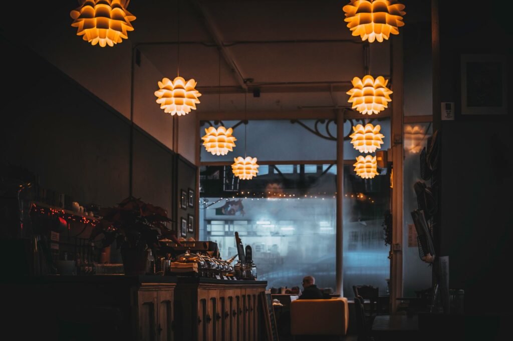 Knus café-interieur met warm licht in een kleine Belgische stad