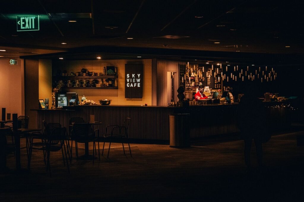 Twee glazen op een houten tafel in een sfeervolle Antwerpse bar