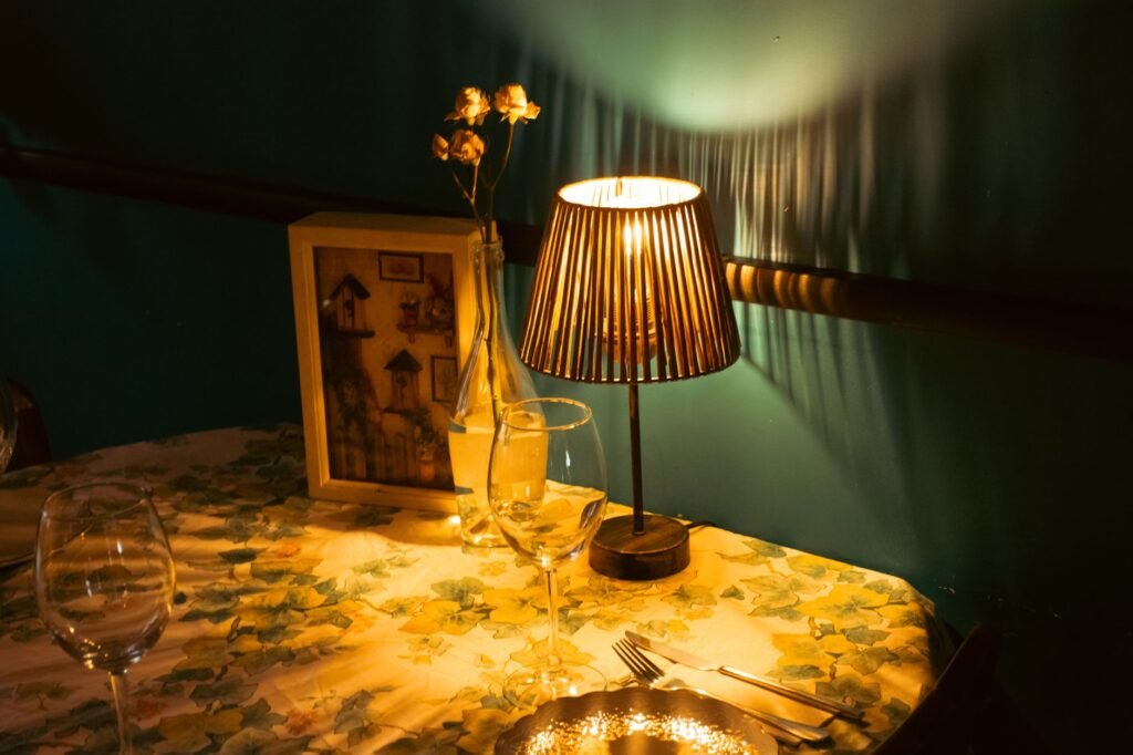 Gedekte tafel in een brasserie bij avondlicht, met wijnglazen en warme verlichting