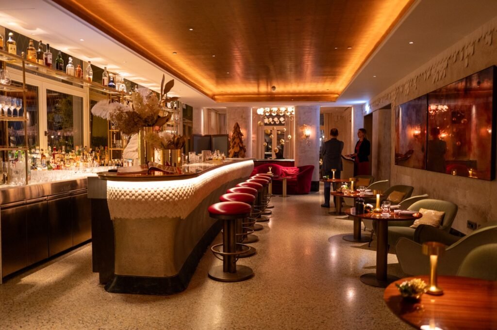 Rustige hotelbar met zachte verlichting als discrete avondoptie