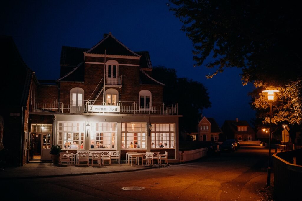 Rustig cafΓ©terras in een Belgische kuststad bij valavond met warm licht