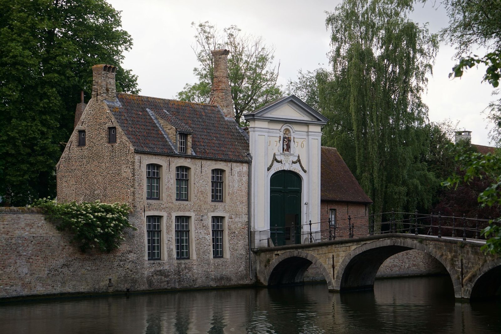 Stille Brugse reie bij valavond met historische gevels en een stenen brug