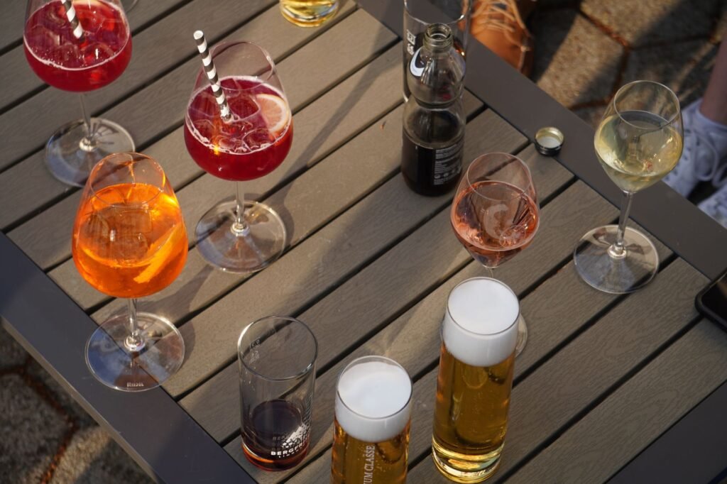 Aperitief aan het water in een rustige Belgische stad bij het vallen van de avond