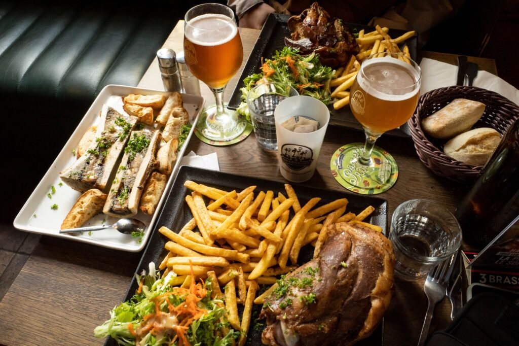 Twee mensen in gesprek aan een tafel in een rustige, warm verlichte brasserie