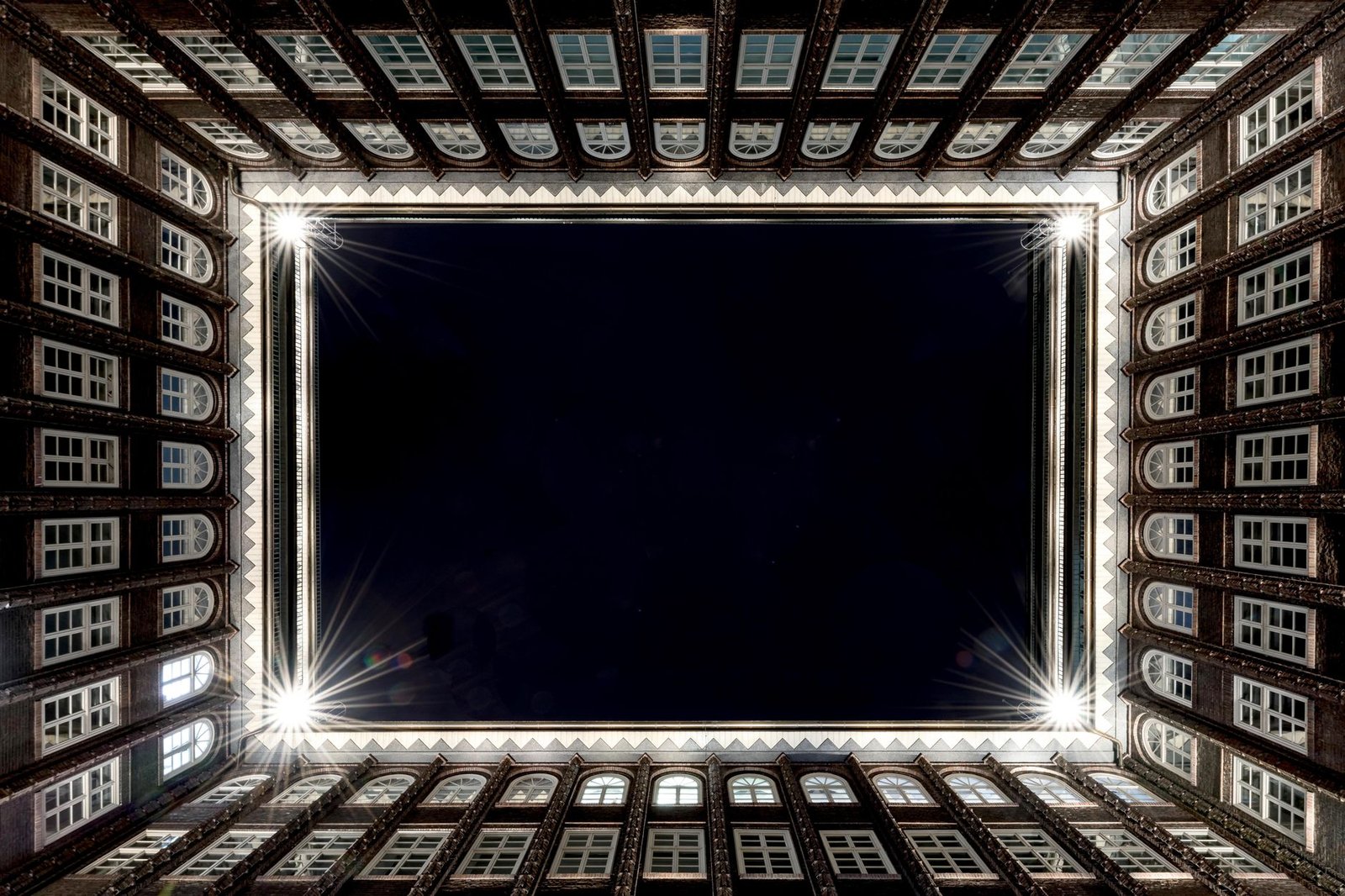 Avondlicht op een rustig plein in Mechelen met historische gevels
