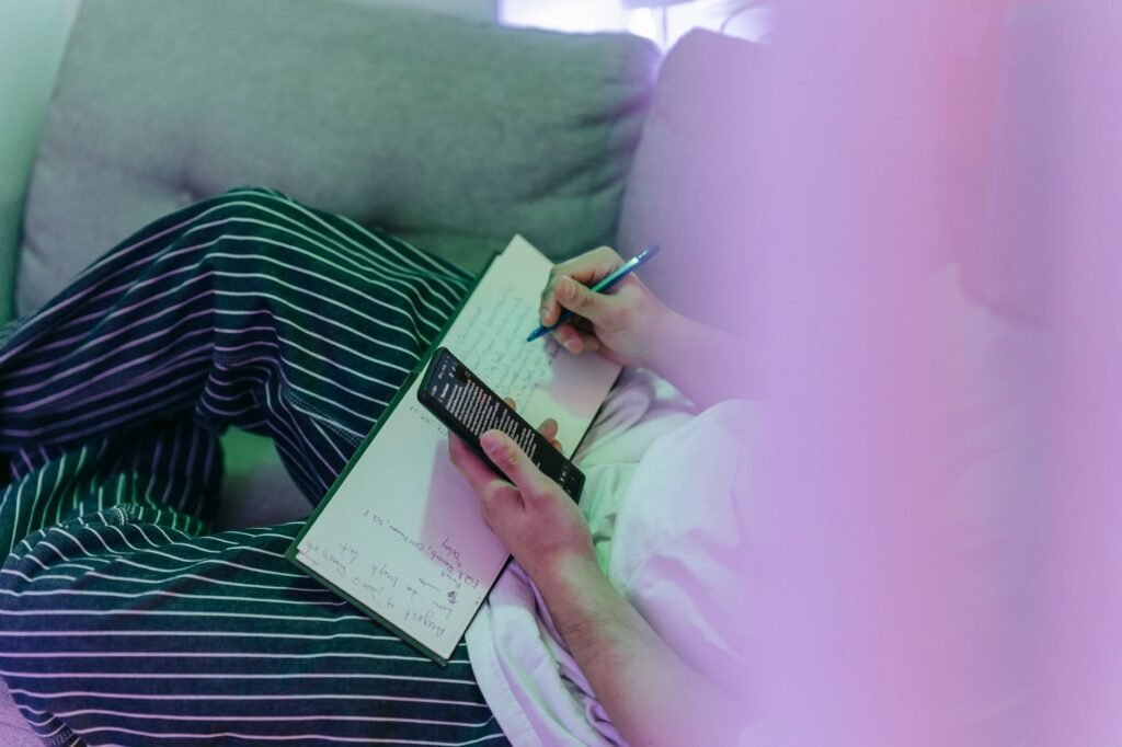 Persoon plant een avond in een rustig café met telefoon in de hand