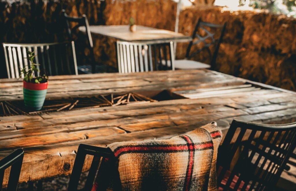 Gedekte tafel voor twee in een klein restaurant in de Ardennen bij avondlicht