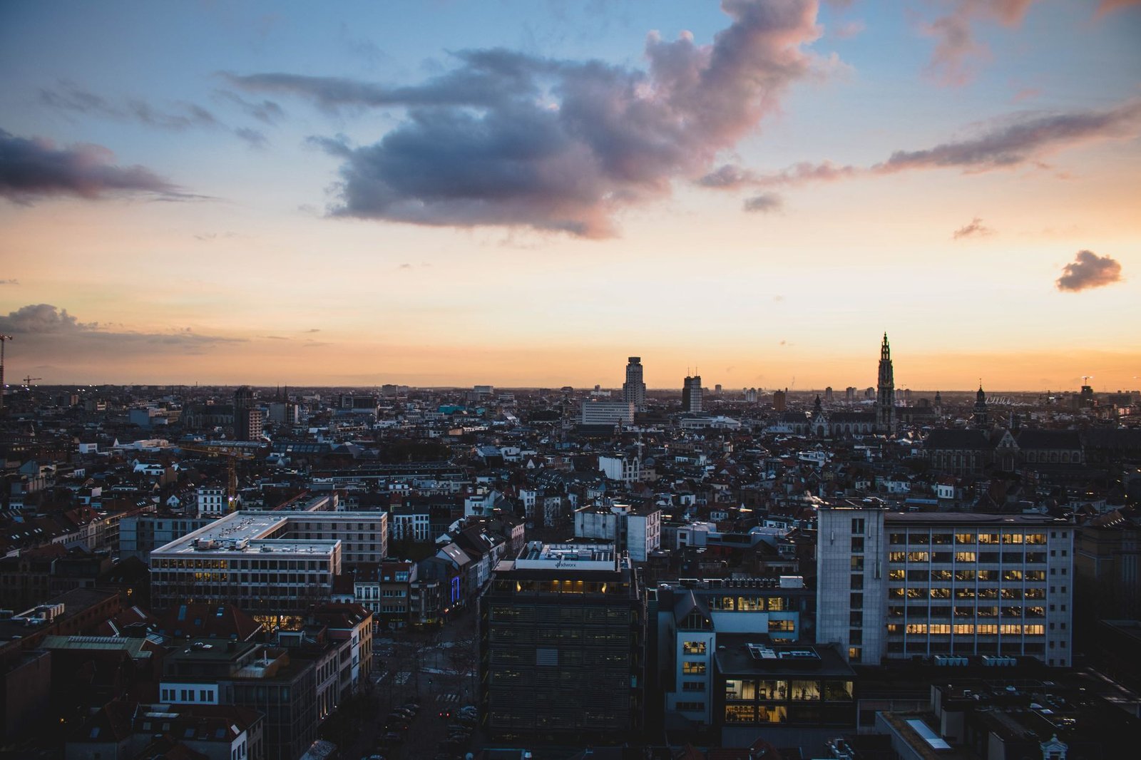 Tournai bij schemer met het belfort en de kathedraal boven rustige verlichte straten