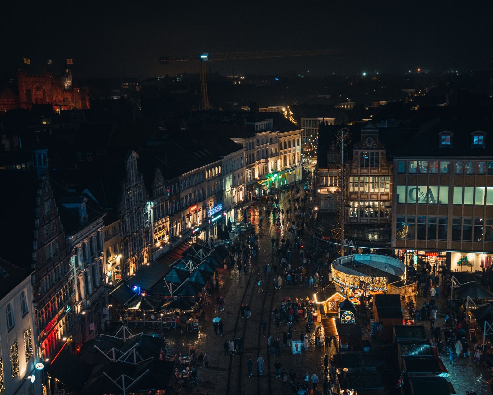 Avondlijke marktplein in Waals-Brabant met warme verlichting en historische kerktoren