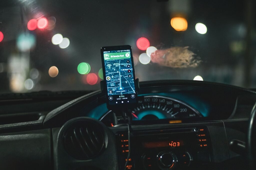 Iemand bekijkt rustig een smartphone in een geparkeerde auto voor een discrete avondplanning