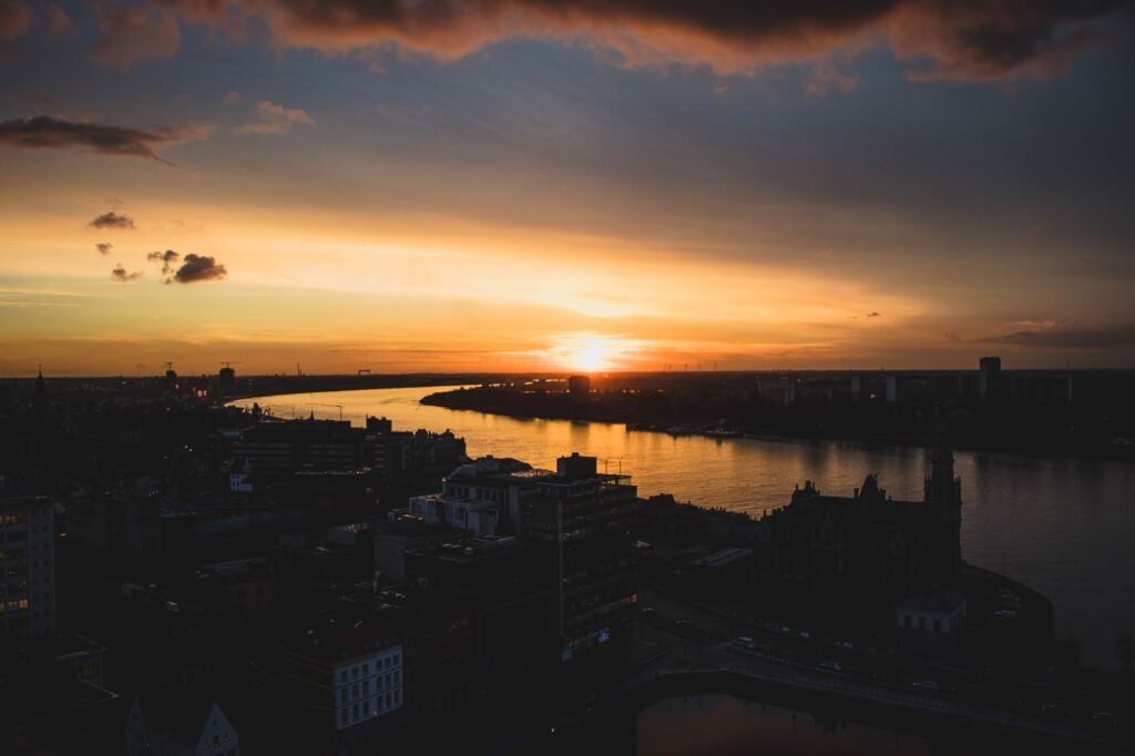 Het Eilandje in Antwerpen in de namiddag met rustig water en moderne architectuur