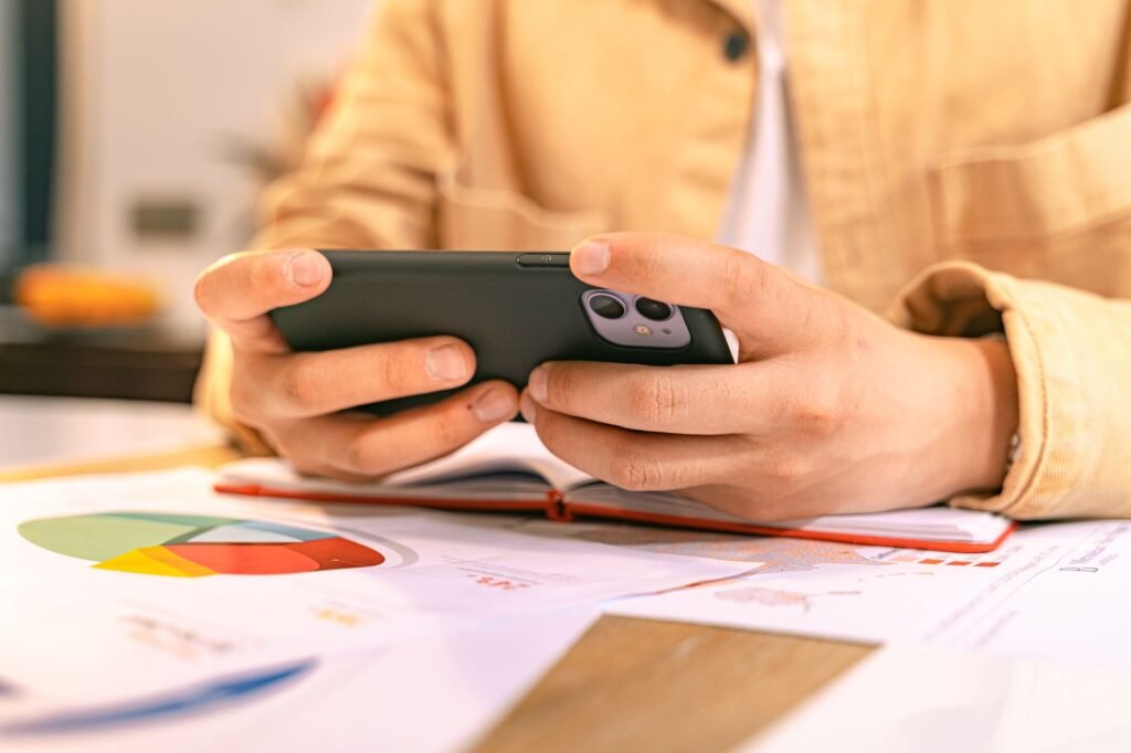 Persoon leest rustig een profiel op de smartphone in een Belgisch café