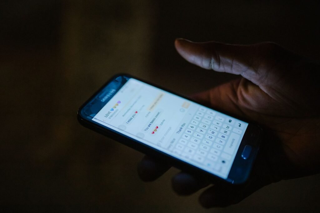 Smartphone affichant des messages à côté d'une carte de la province de Namur, pour illustrer la communication avant une réservation