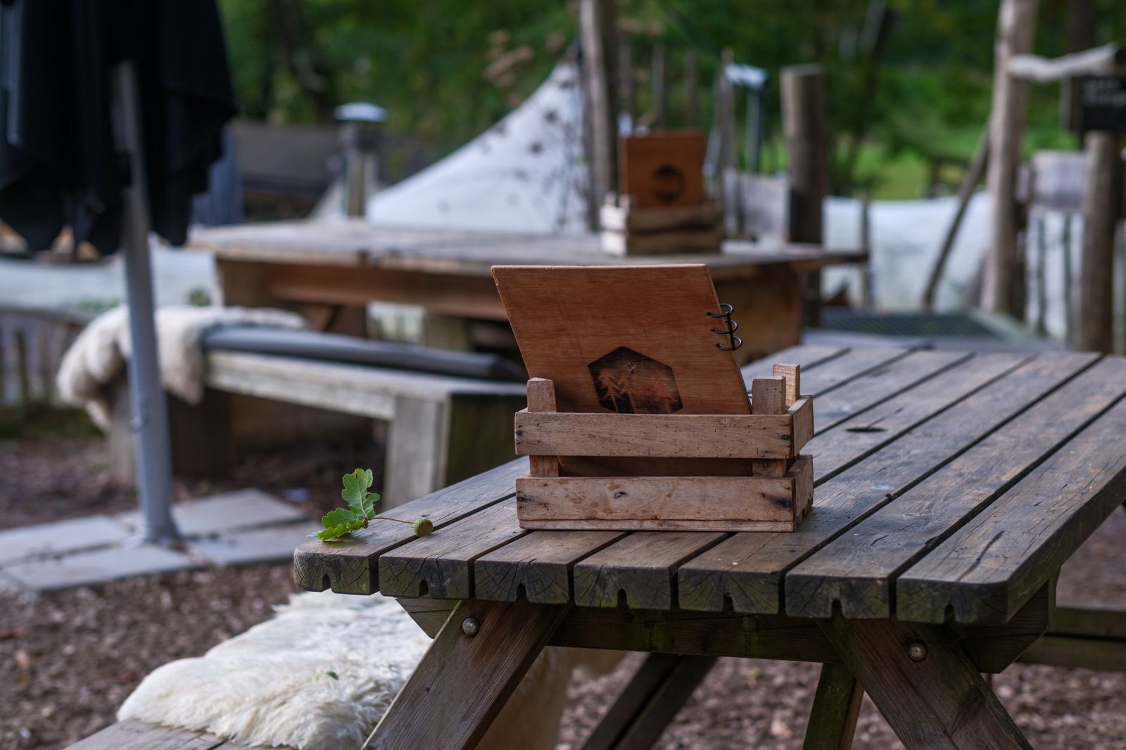 Table de café en terrasse avec carnet et téléphone, ambiance calme pour préparer une réservation respectueuse à Florennes