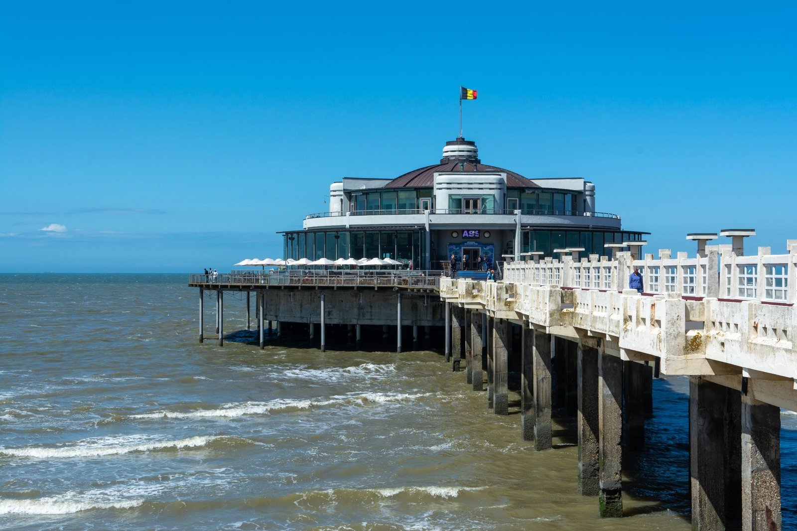 Zeedijk en strand van Blankenberge in zacht namiddaglicht