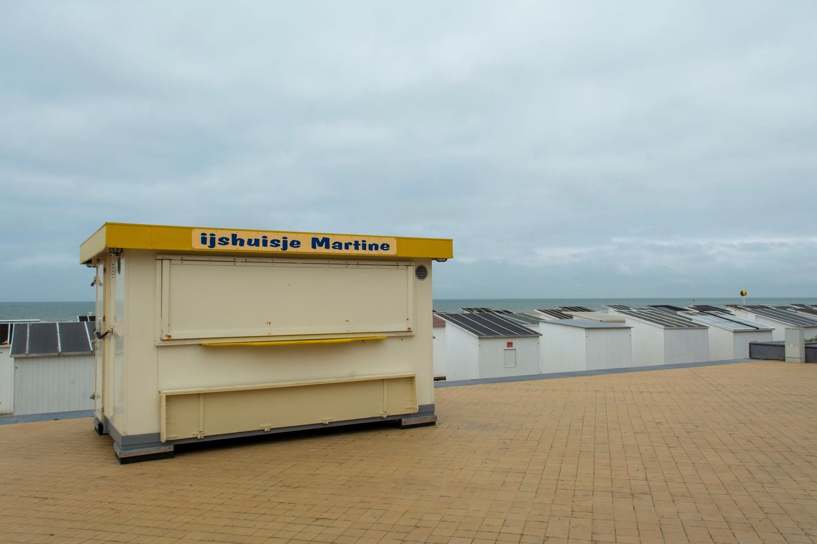 Zicht op de zeedijk van Oostende bij schemer, met warme verlichting en een rustige sfeer