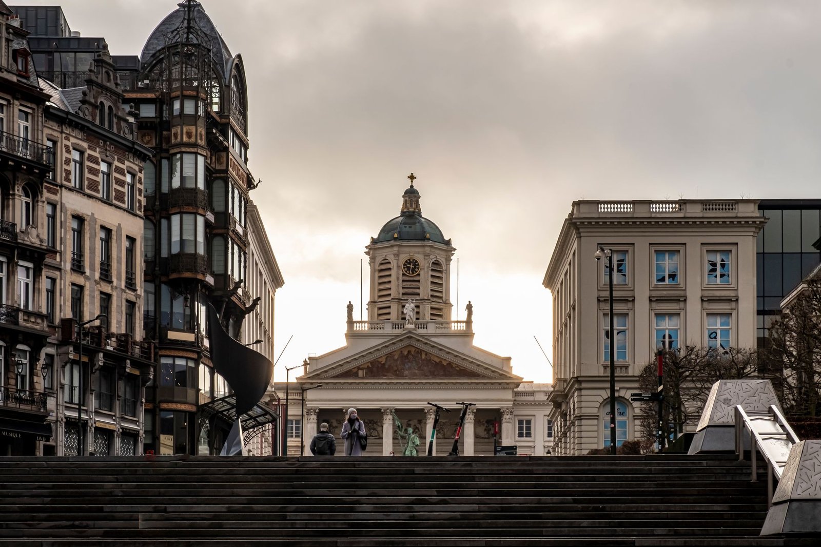 Rue de Bruxelles au crépuscule avec un voyageur et sa valise