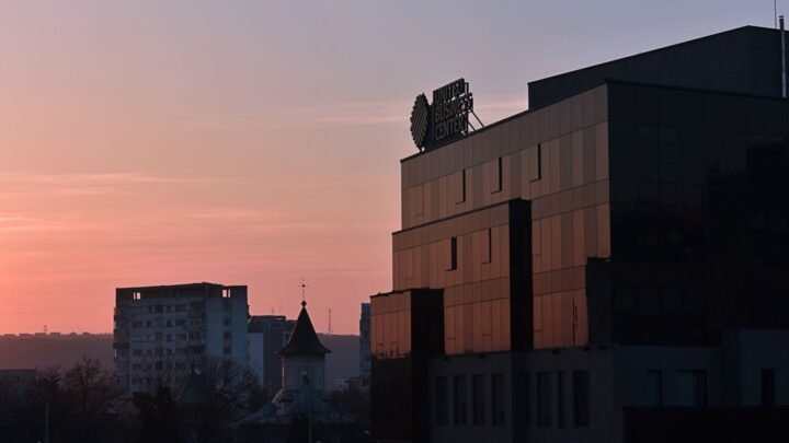 Charleroi pour les visiteurs : guide pratique pour des rencontres accompagnées respectueuses et discrètes