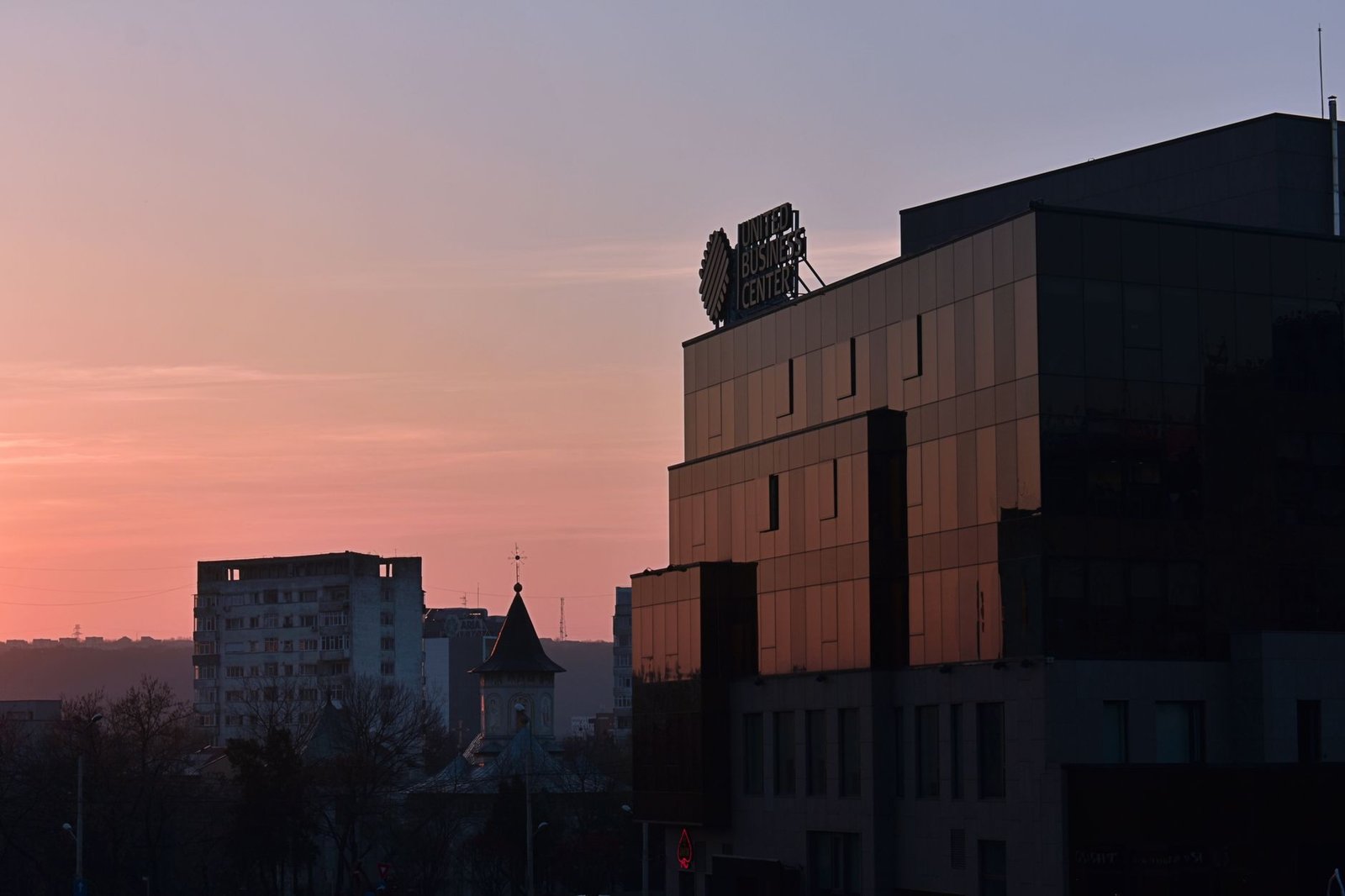 Vue du centre-ville de Charleroi au crépuscule, quartier de la Ville-Basse