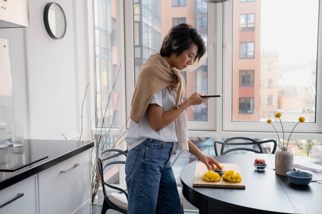 Smartphone posé sur une table en bois dans un appartement bruxellois, pour illustrer la rédaction d'un premier message