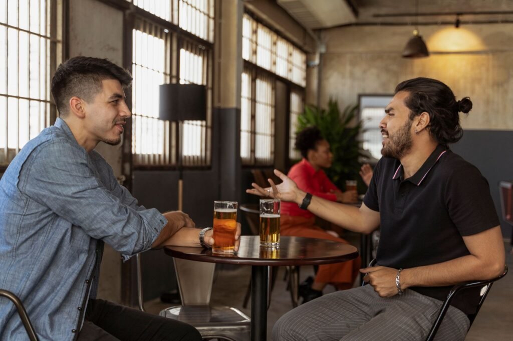 Deux adultes discutant à la terrasse d'un café à Bruxelles