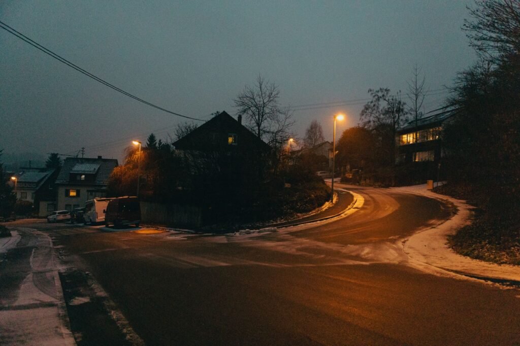 Rustige straat nabij de Dender in Dendermonde bij valavond