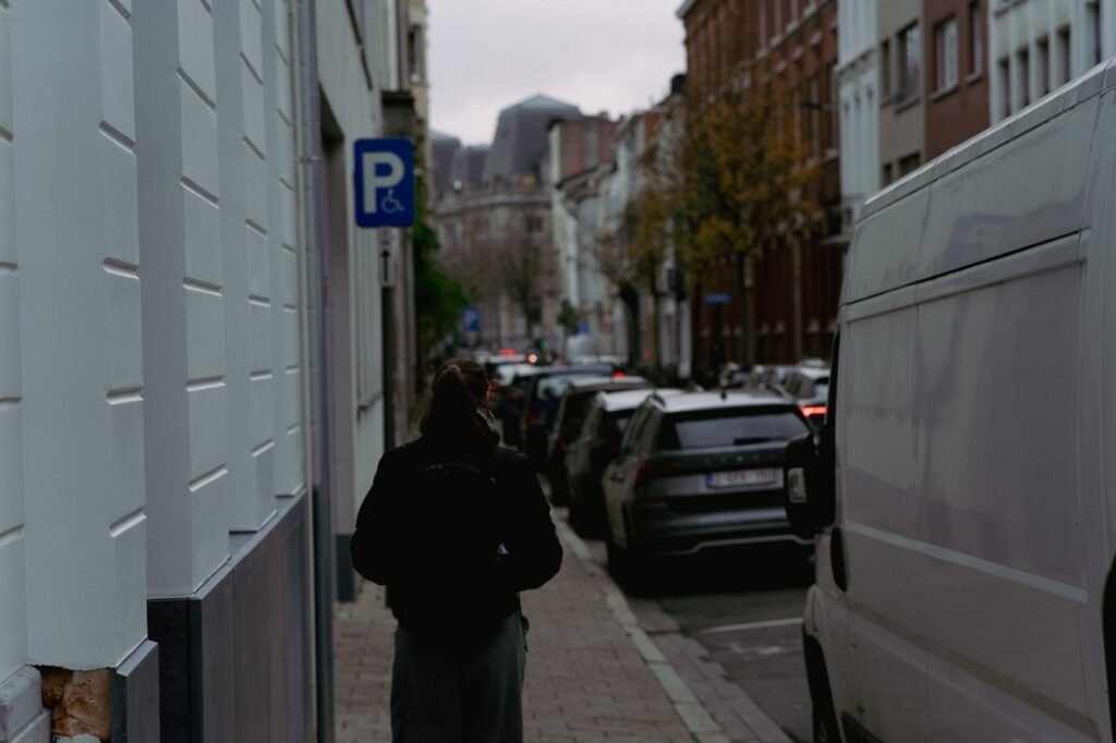 Rustige parkeerplaats in de Vlaamse rand bij valavond