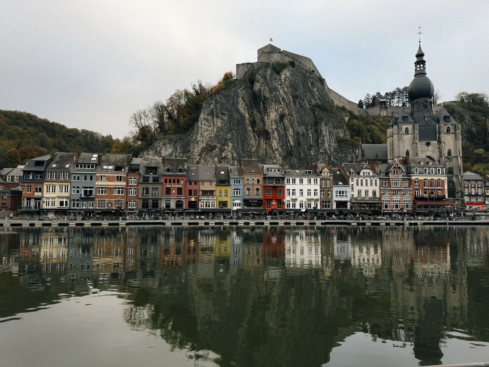 Dinant bij valavond met de Maas, de collegiale kerk en de Citadel op de rots boven de stad