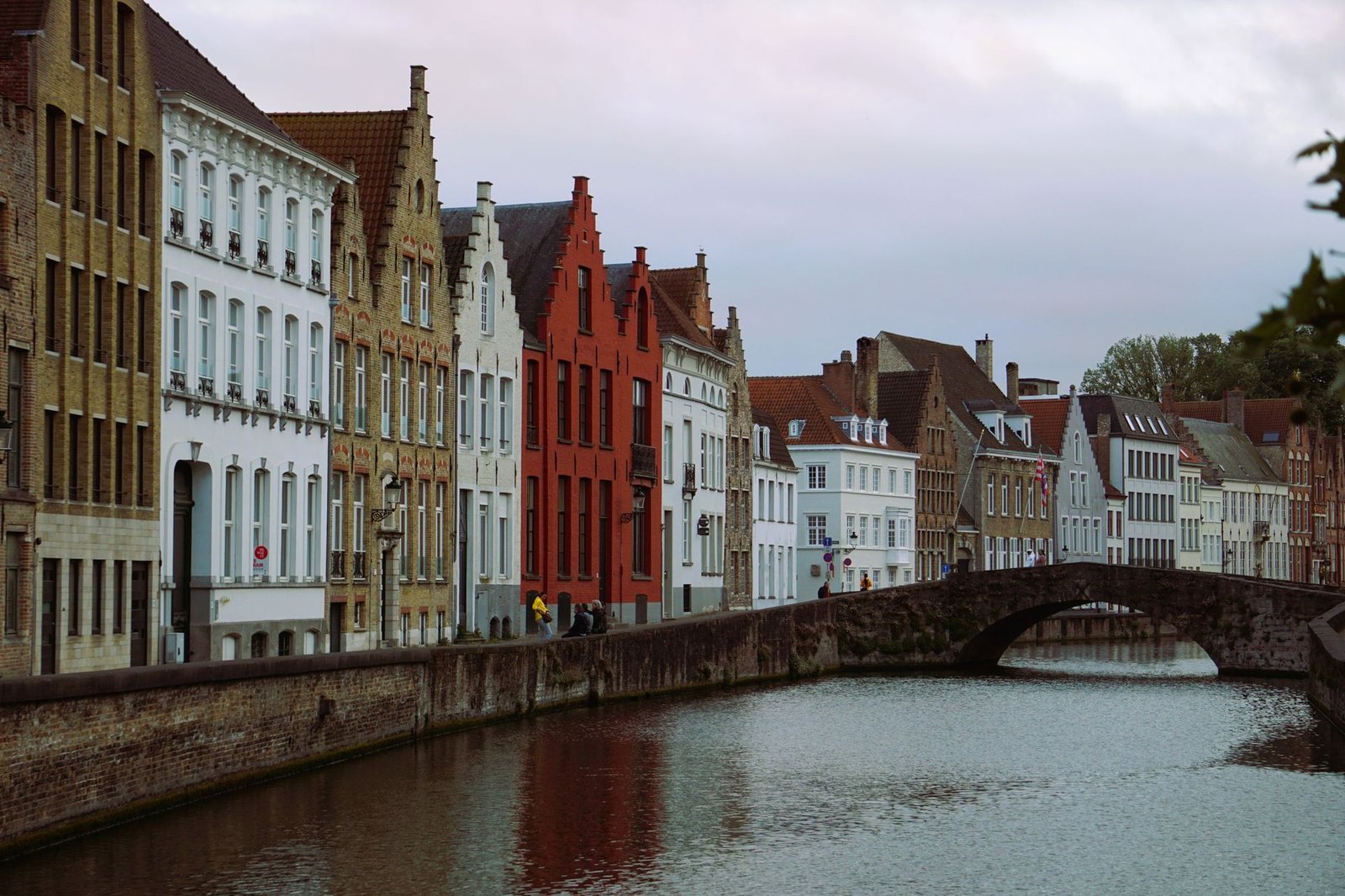 Rue calme le long du canal à Molenbeek-Saint-Jean au crépuscule
