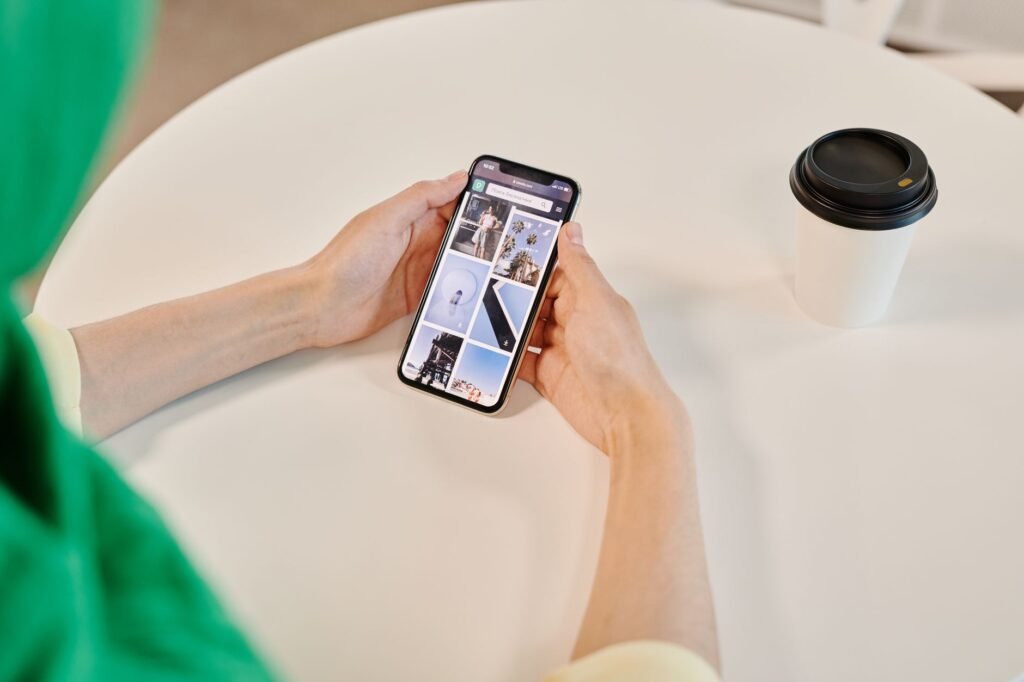 Smartphone en koffiekopje op een houten tafel als symbool van discreet online zoeken