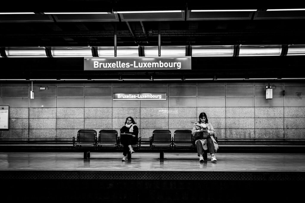 Metro-ingang in Brussel bij valavond met zachte verlichting en een rustige sfeer