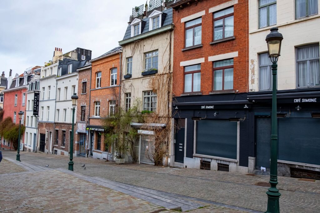 Rustige straat met stenen huizen in een Ardense stad, geschikt voor een discrete ontmoeting