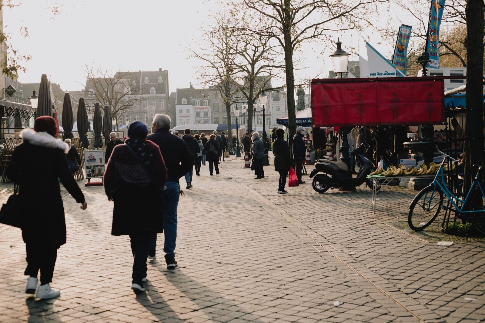 Straatbeeld in Beringen, Limburg, bij zacht ochtendlicht