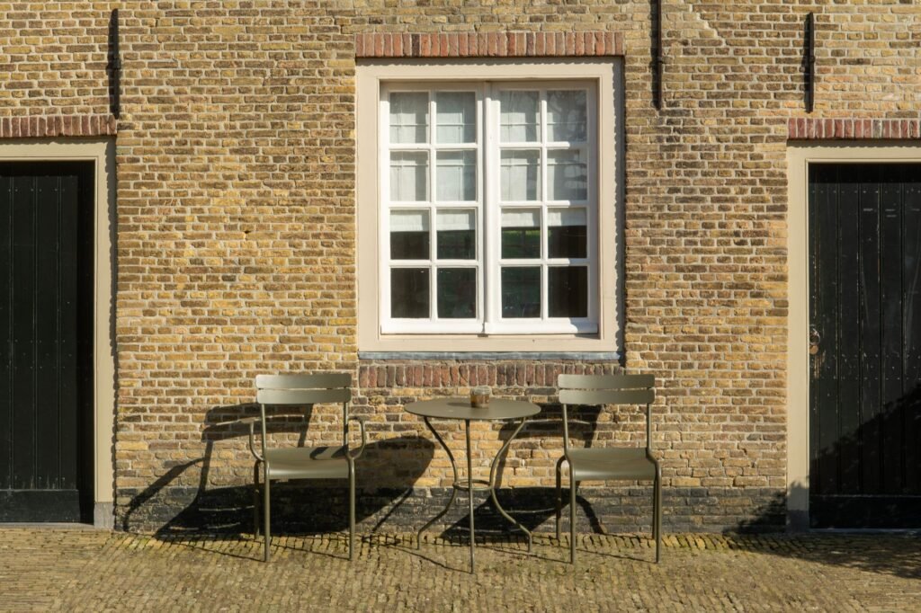 Table de café discrète en province de Namur, symbole d'un premier contact courtois et respectueux