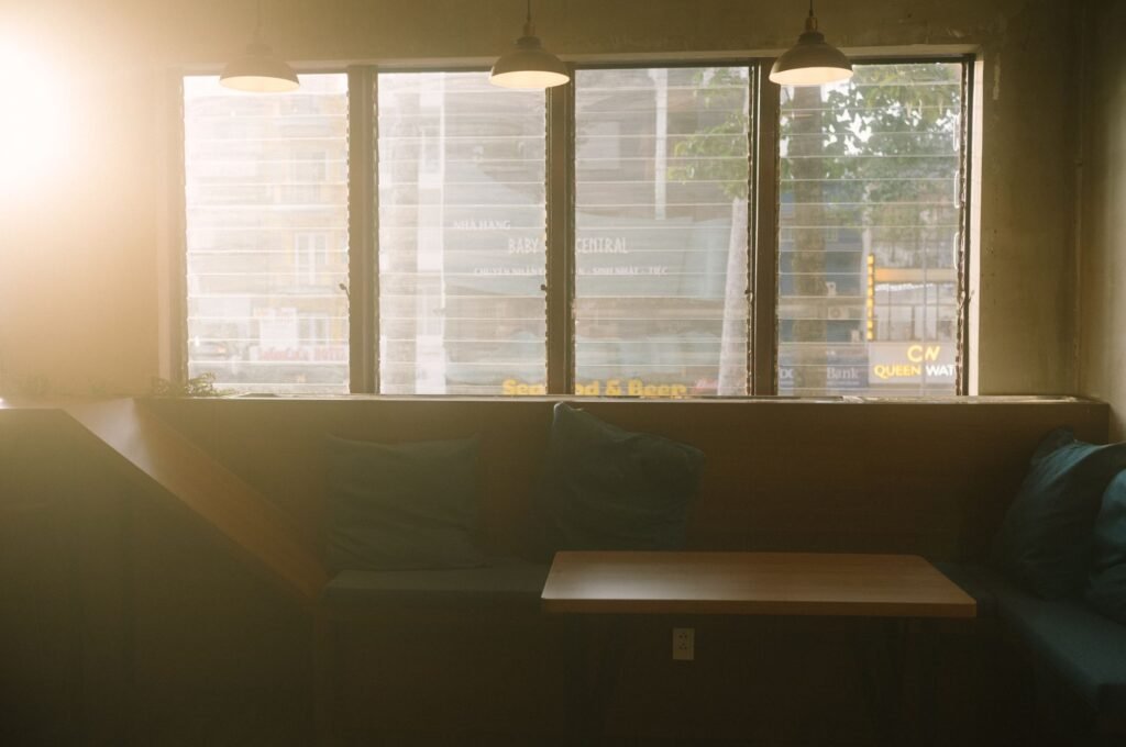 Rustig cafΓ©-interieur in Brussel met lege stoelen bij een raam