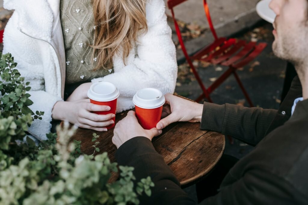 Twee personen in een rustig gesprek aan een cafetafel