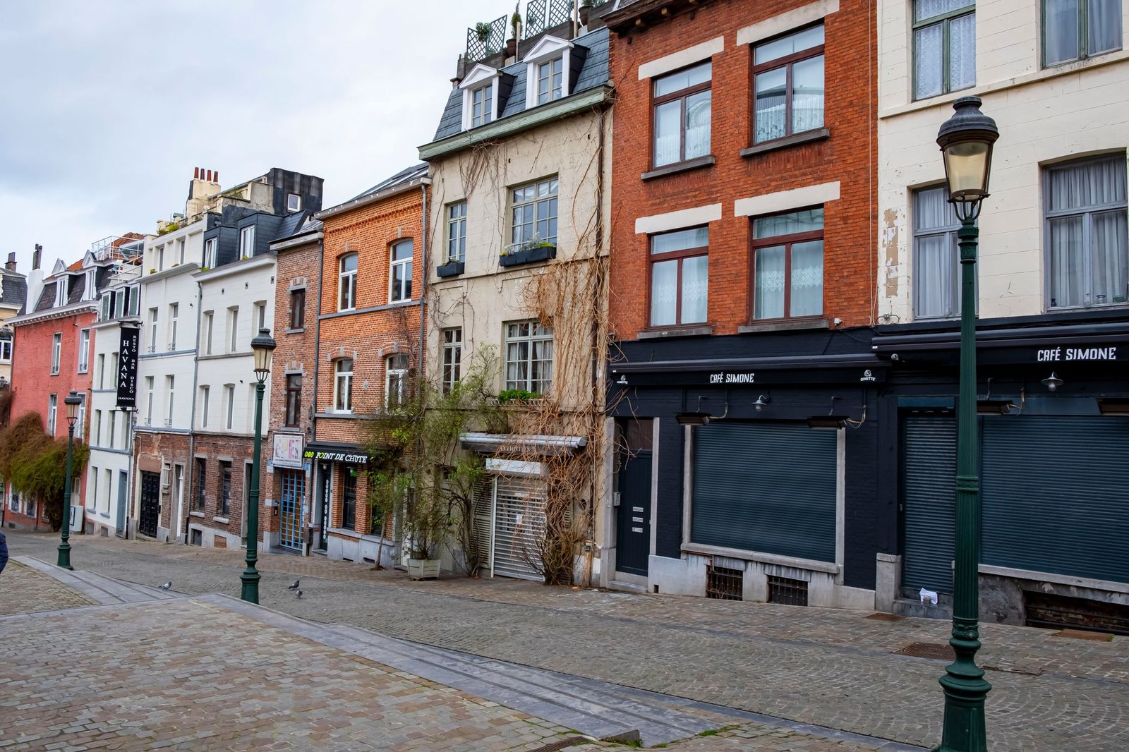 Rustige historische straat in Lier, België, perfect voor een discrete afspraak