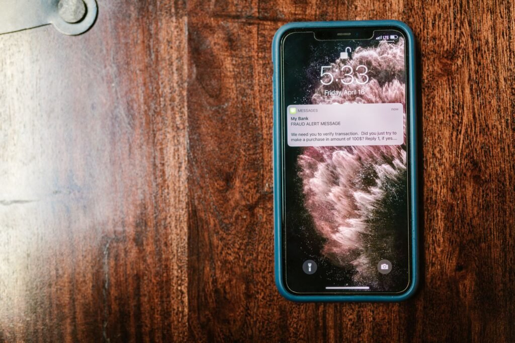 Smartphone op tafel voor heldere communicatie over een afspraak
