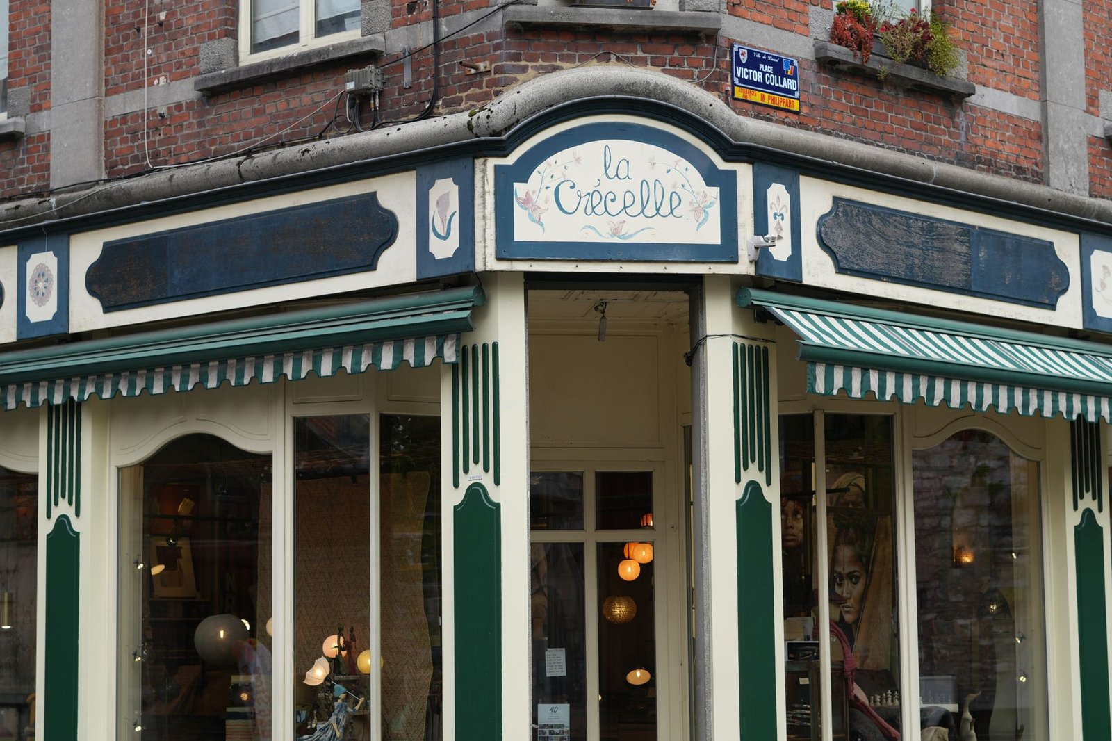 Rustige straat in Ottignies-Louvain-la-Neuve met moderne architectuur en wandelpad