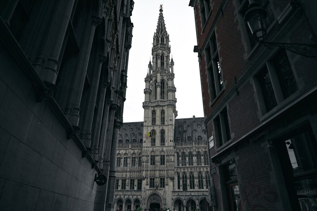 Rue résidentielle calme de Saint-Josse-ten-Noode à Bruxelles en fin de journée