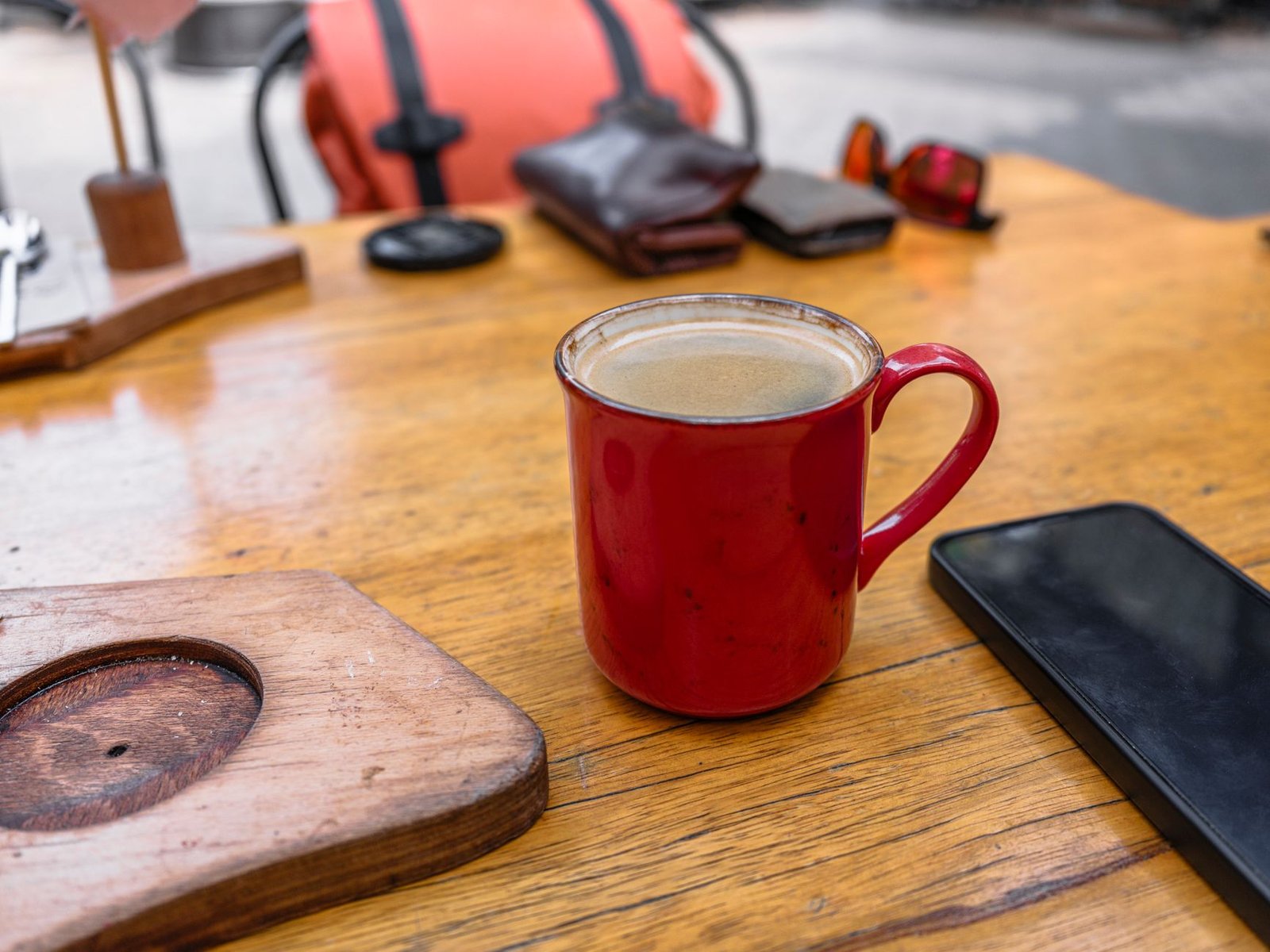 Smartphone posé sur une table de café à Bruxelles, évoquant la préparation d'une réservation discrète