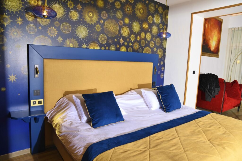 Intérieur calme et discret d'une chambre d'hébergement, lumière tamisée