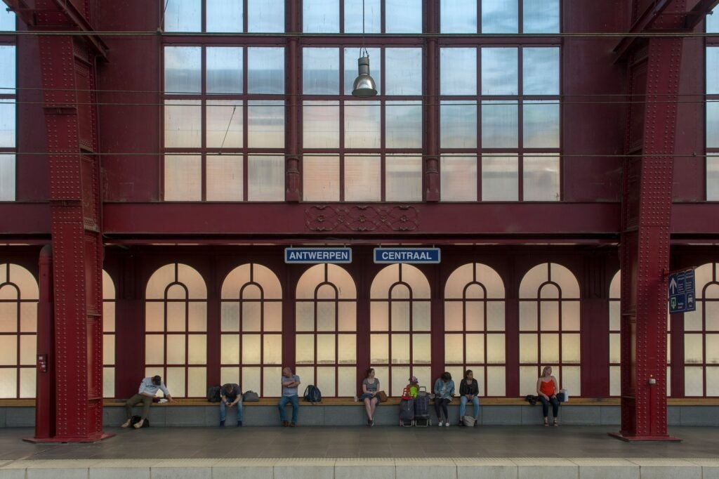 Perron van een Belgisch regionaal station in de schemering
