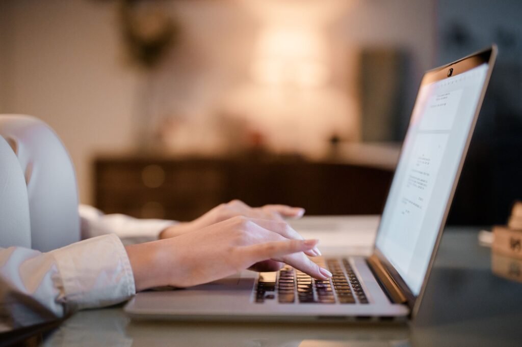 Iemand typt een vriendelijk bericht op een laptop in een rustige kamer