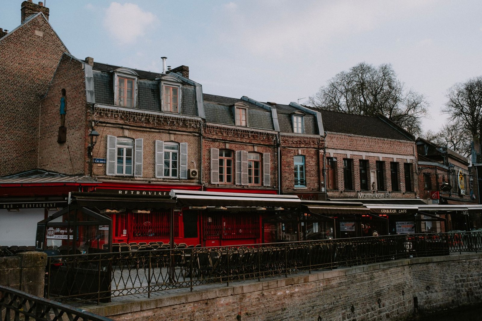 Sfeerbeeld van een rustig terras in Dendermonde bij valavond